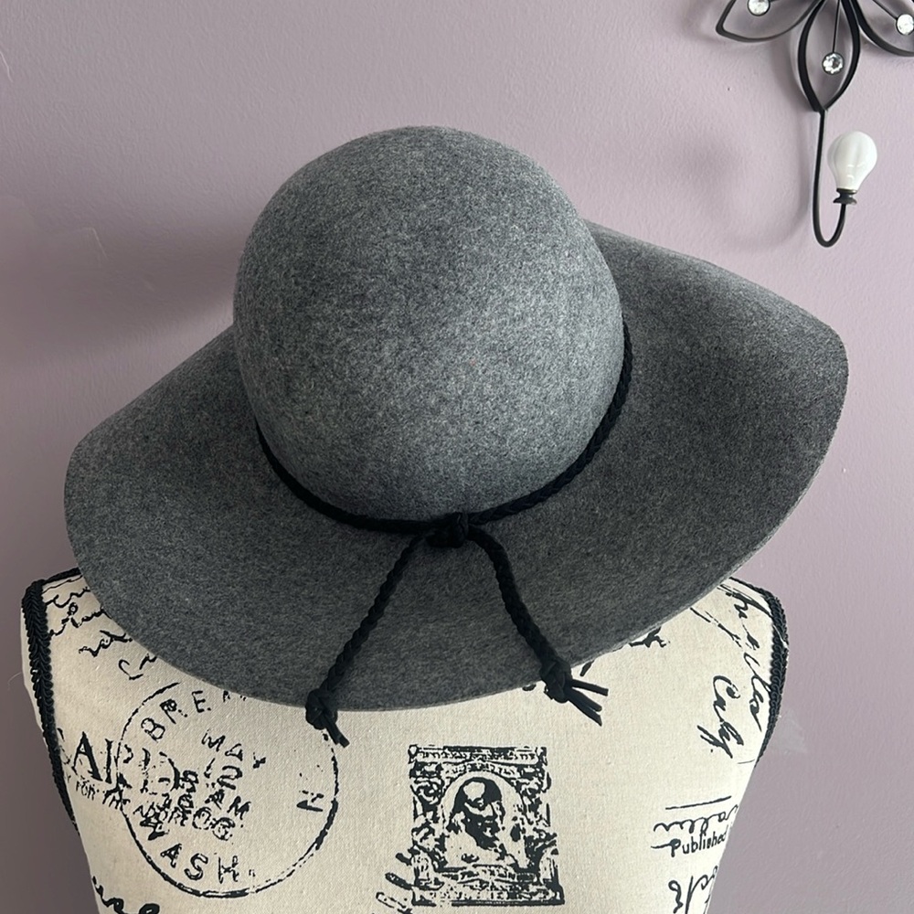 Grey Felt Hat. NWT.